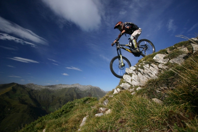 Discesa in mountain bike sulle pendici di Mourtis con H20 Vives Velo VTT 